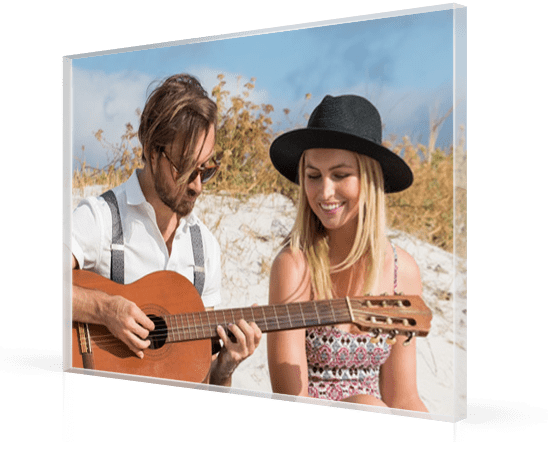 plexiglas-couple-plage-guitare